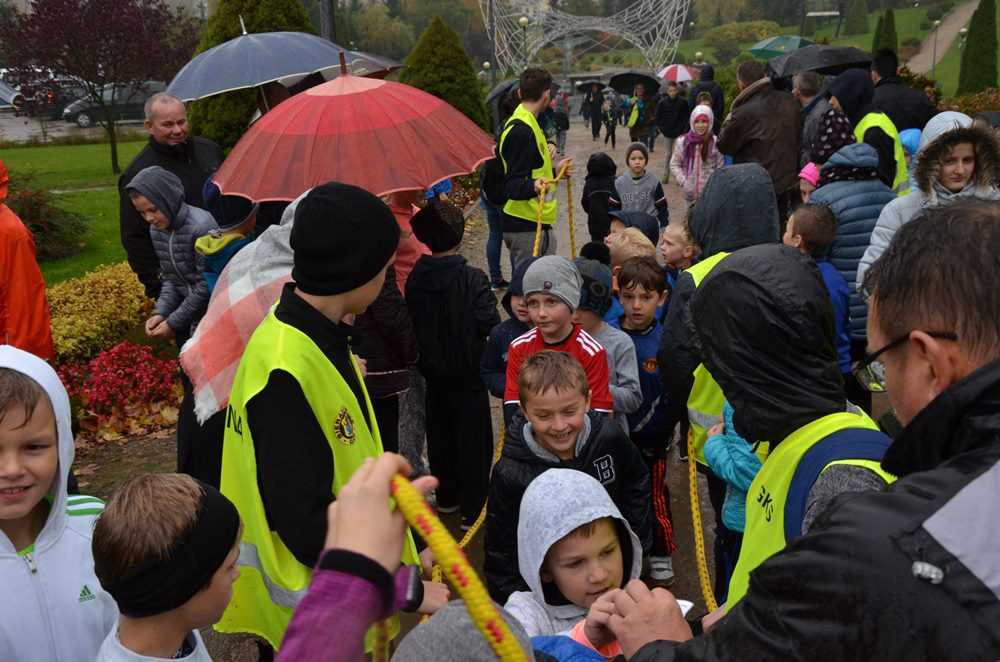 Sierakowice. Dzieci, młodzież i dorośli na starcie Biegów Ulicznych wokół Ołtarza Papieskiego