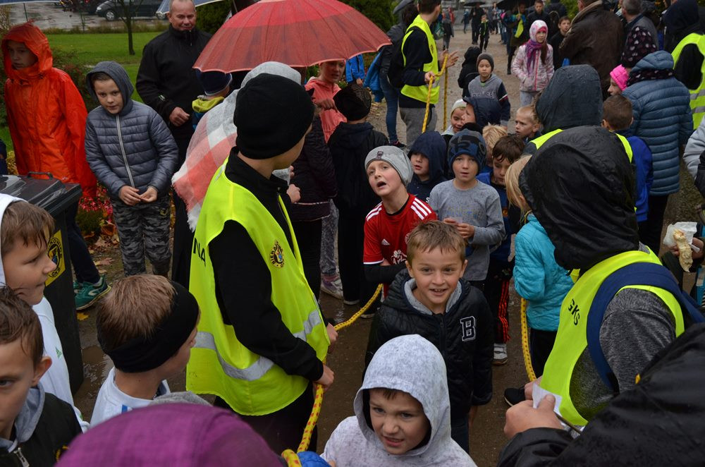 Sierakowice. Dzieci, młodzież i dorośli na starcie Biegów Ulicznych wokół Ołtarza Papieskiego