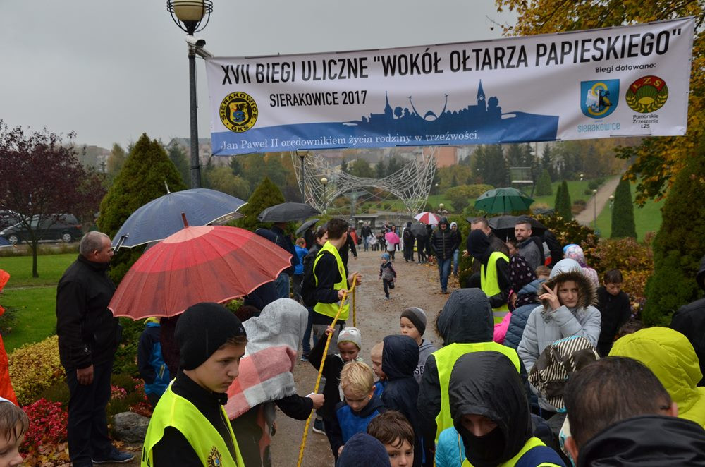 Sierakowice. Dzieci, młodzież i dorośli na starcie Biegów Ulicznych wokół Ołtarza Papieskiego