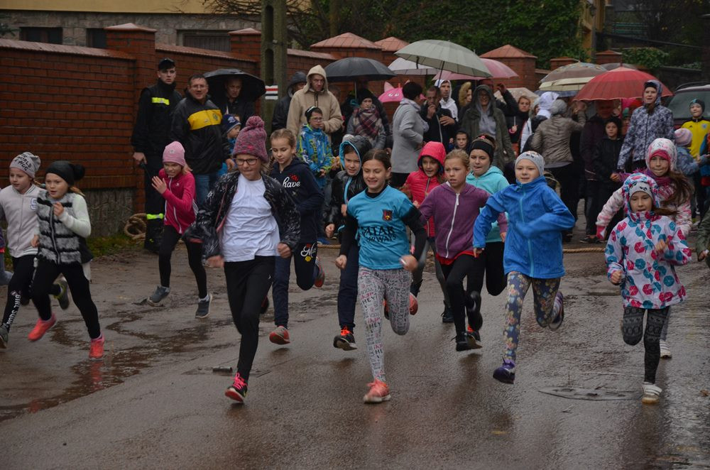 Sierakowice. Dzieci, młodzież i dorośli na starcie Biegów Ulicznych wokół Ołtarza Papieskiego
