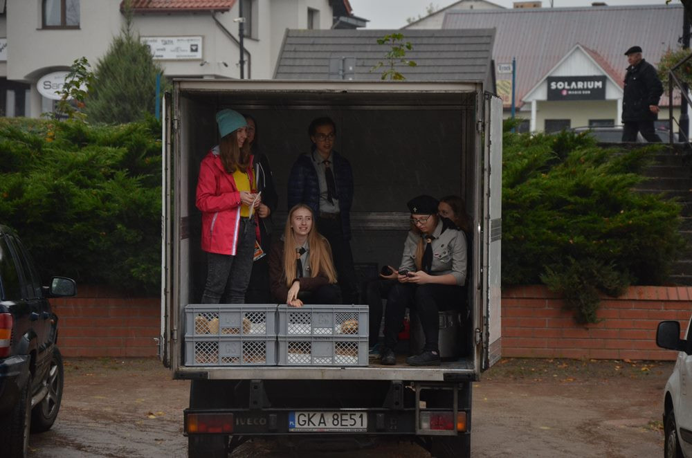 Sierakowice. Dzieci, młodzież i dorośli na starcie Biegów Ulicznych wokół Ołtarza Papieskiego