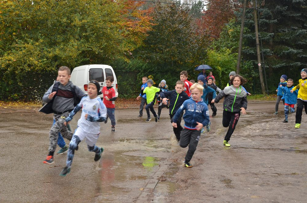Sierakowice. Dzieci, młodzież i dorośli na starcie Biegów Ulicznych wokół Ołtarza Papieskiego