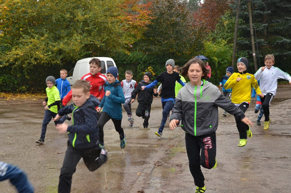 Sierakowice. Dzieci, młodzież i dorośli na starcie Biegów Ulicznych wokół Ołtarza Papieskiego