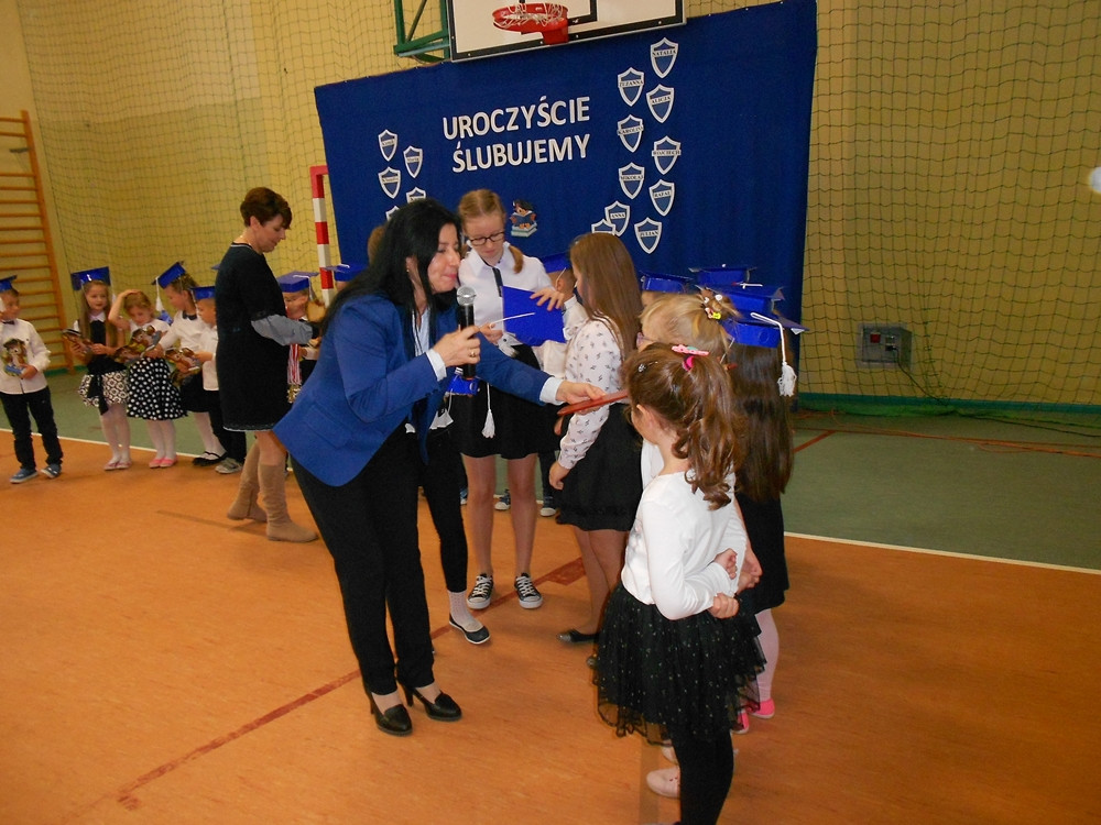 Pomieczyno. Pierwszaki wstąpiły w poczet uczniów Szkoły Podstawowej