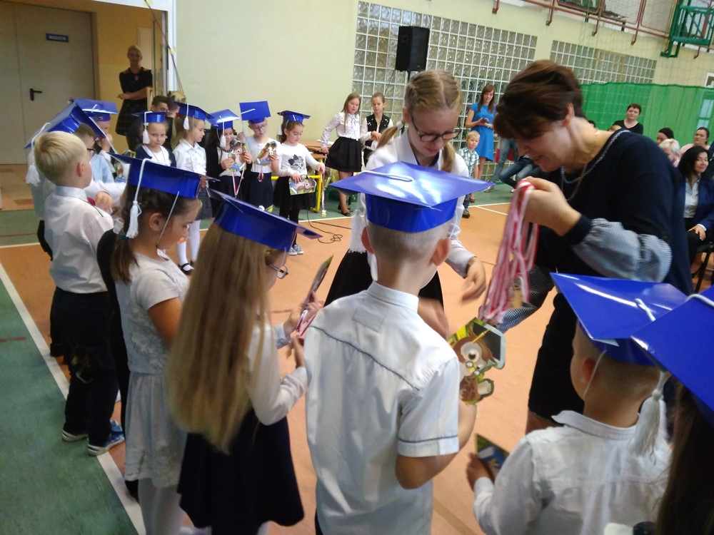 Pomieczyno. Pierwszaki wstąpiły w poczet uczniów Szkoły Podstawowej