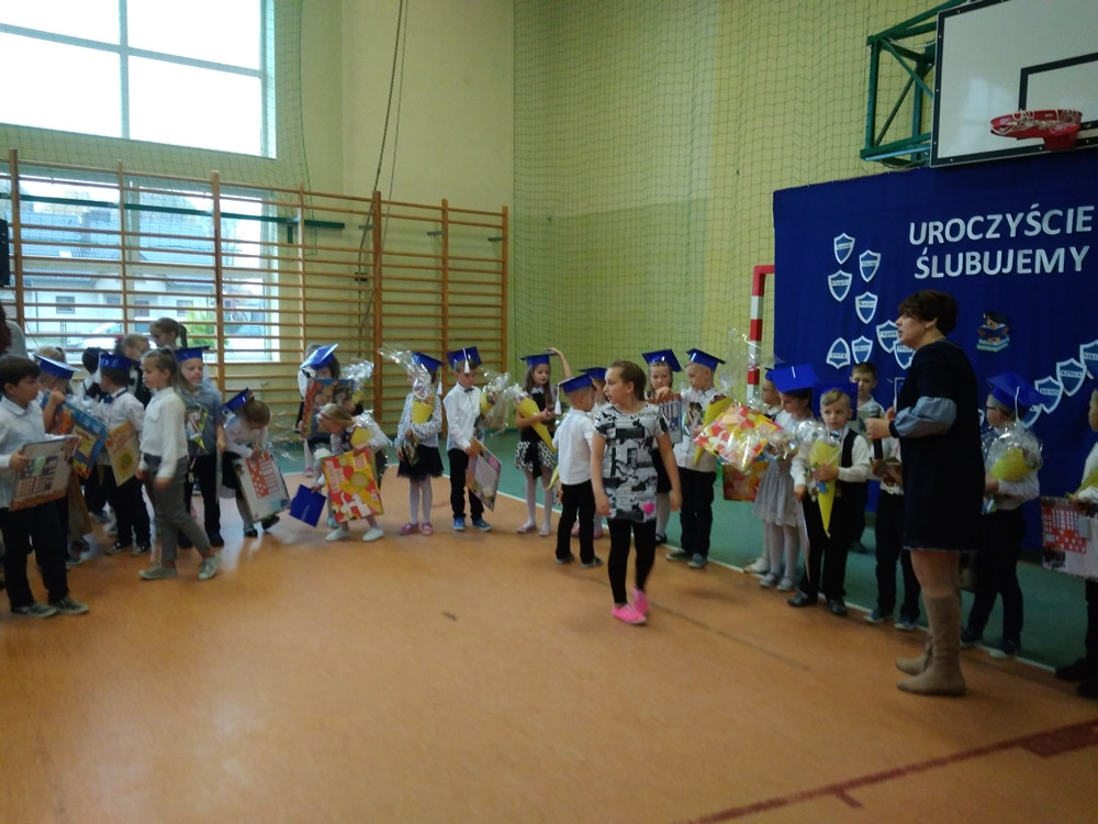 Pomieczyno. Pierwszaki wstąpiły w poczet uczniów Szkoły Podstawowej