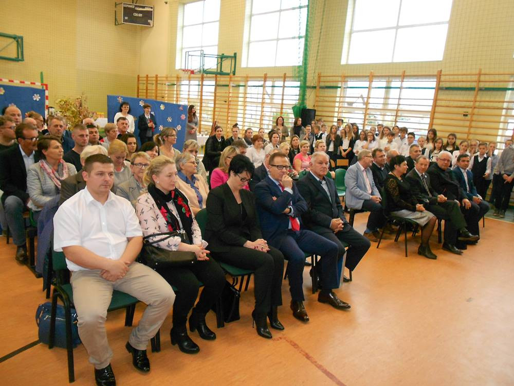 Pomieczyno. Nad nową częścią szkoły zawisła wiecha, wmurowano też kamień węgielny