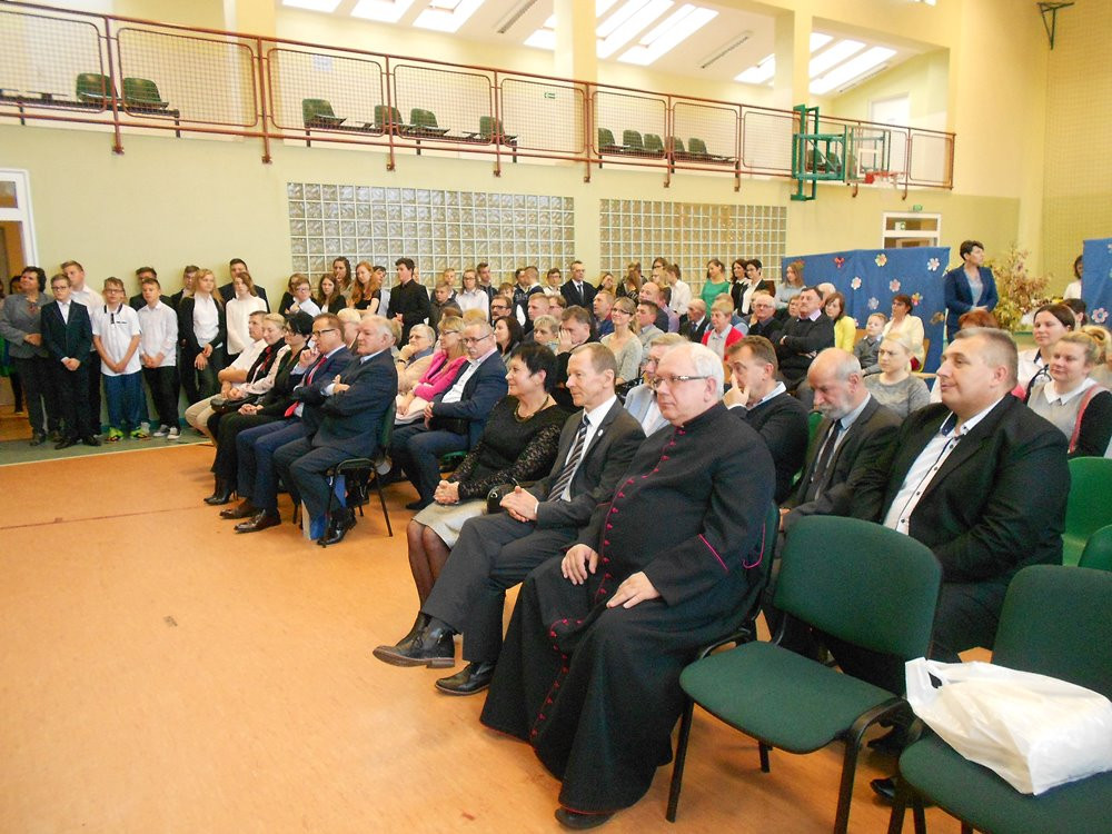 Pomieczyno. Nad nową częścią szkoły zawisła wiecha, wmurowano też kamień węgielny