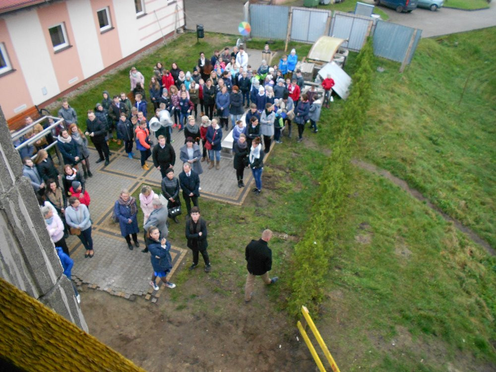 Pomieczyno. Nad nową częścią szkoły zawisła wiecha, wmurowano też kamień węgielny