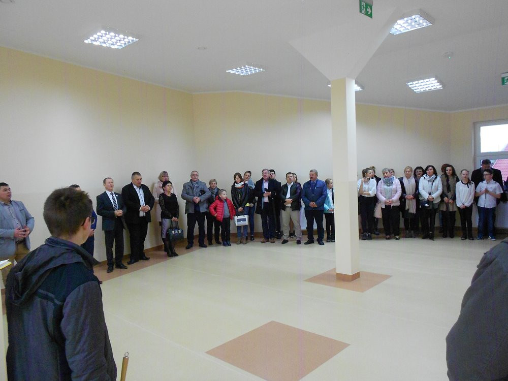 Pomieczyno. Nad nową częścią szkoły zawisła wiecha, wmurowano też kamień węgielny