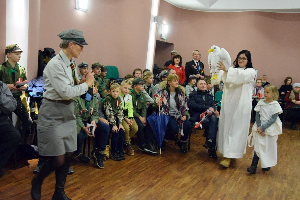 Dzień Niepodległości w Kartuzach. Marszałek Piłsudski na koniu i biało-czerwony happening