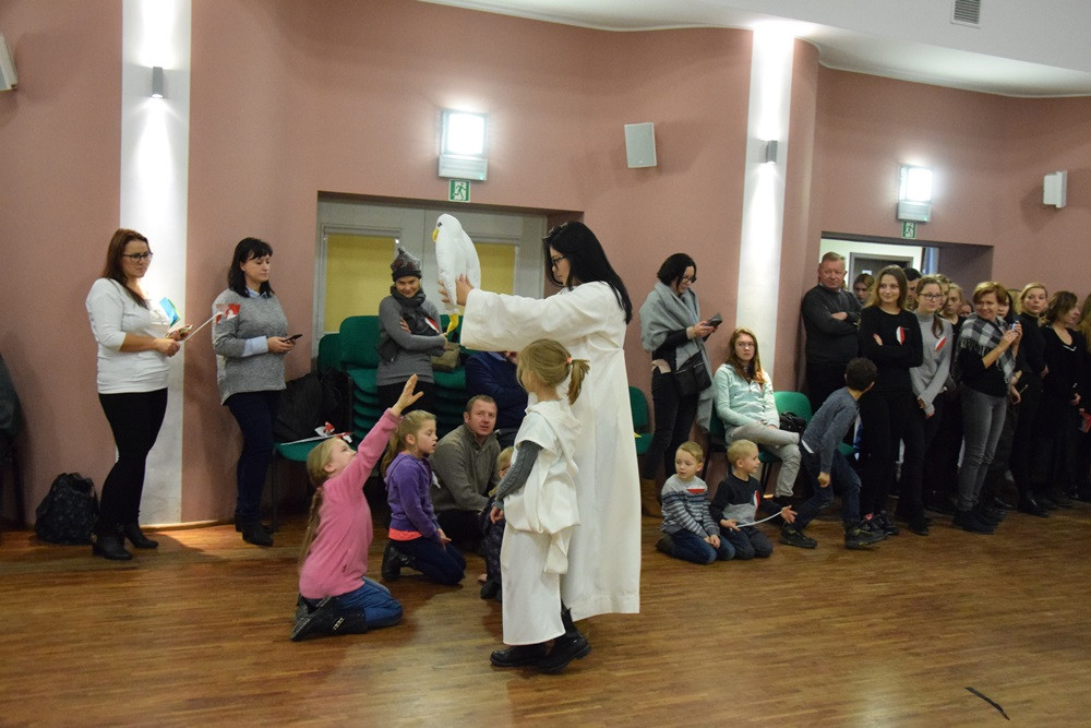 Dzień Niepodległości w Kartuzach. Marszałek Piłsudski na koniu i biało-czerwony happening