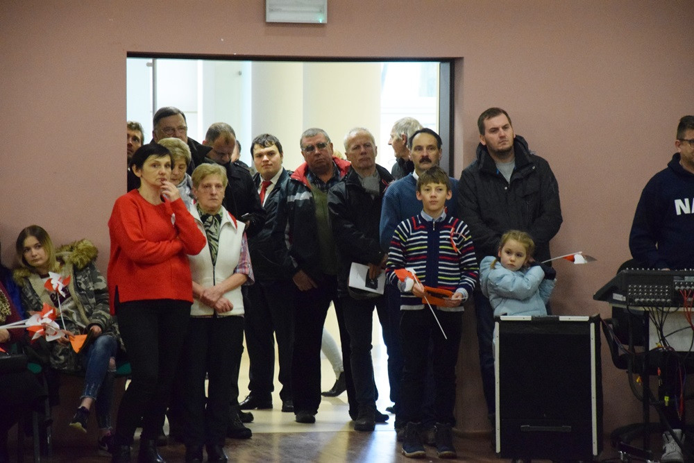 Dzień Niepodległości w Kartuzach. Marszałek Piłsudski na koniu i biało-czerwony happening