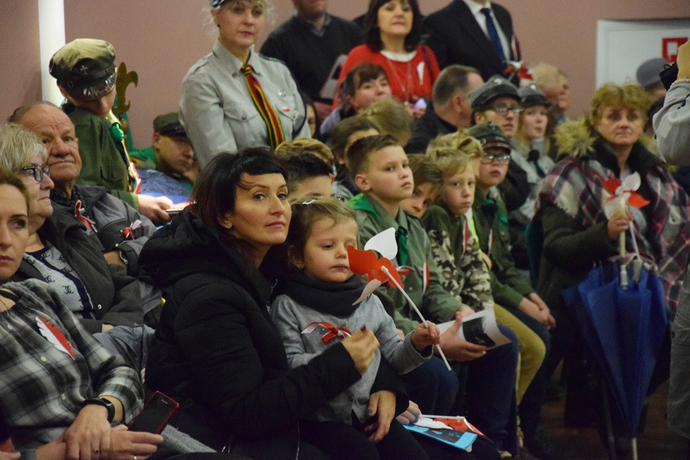 Dzień Niepodległości w Kartuzach. Marszałek Piłsudski na koniu i biało-czerwony happening