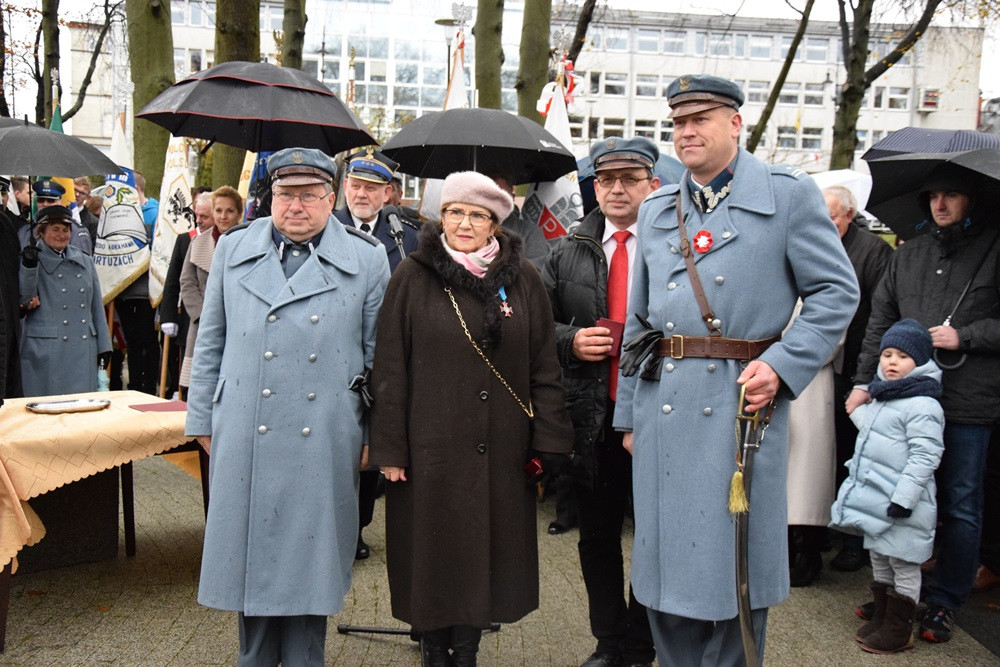 Dzień Niepodległości w Kartuzach. Marszałek Piłsudski na koniu i biało-czerwony happening