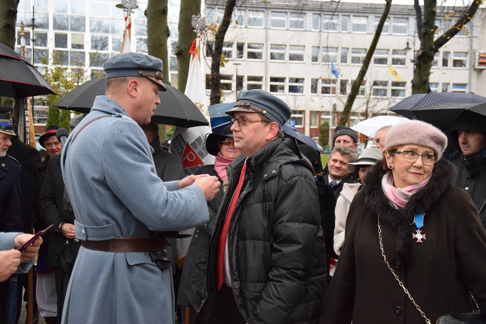 Dzień Niepodległości w Kartuzach. Marszałek Piłsudski na koniu i biało-czerwony happening