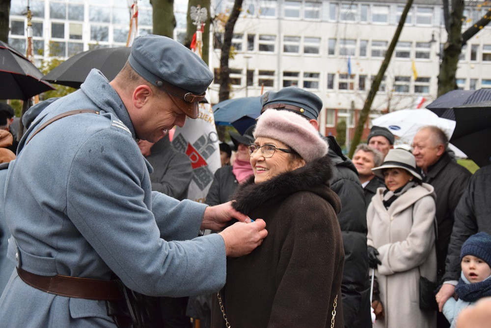 Dzień Niepodległości w Kartuzach. Marszałek Piłsudski na koniu i biało-czerwony happening