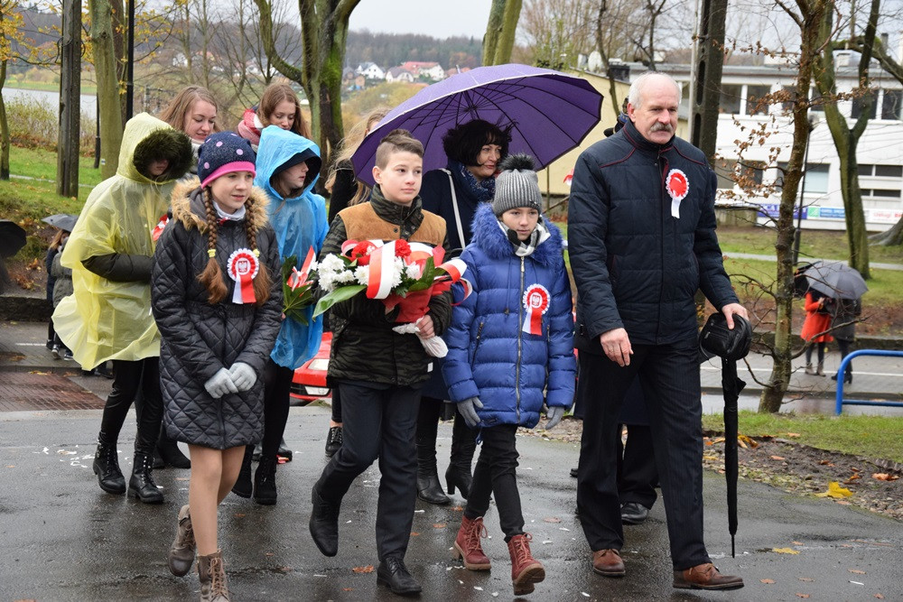 Dzień Niepodległości w Kartuzach. Marszałek Piłsudski na koniu i biało-czerwony happening