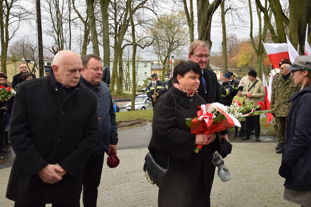Dzień Niepodległości w Kartuzach. Marszałek Piłsudski na koniu i biało-czerwony happening