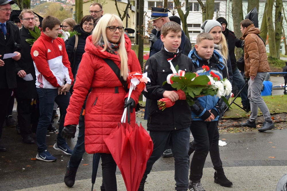 Dzień Niepodległości w Kartuzach. Marszałek Piłsudski na koniu i biało-czerwony happening