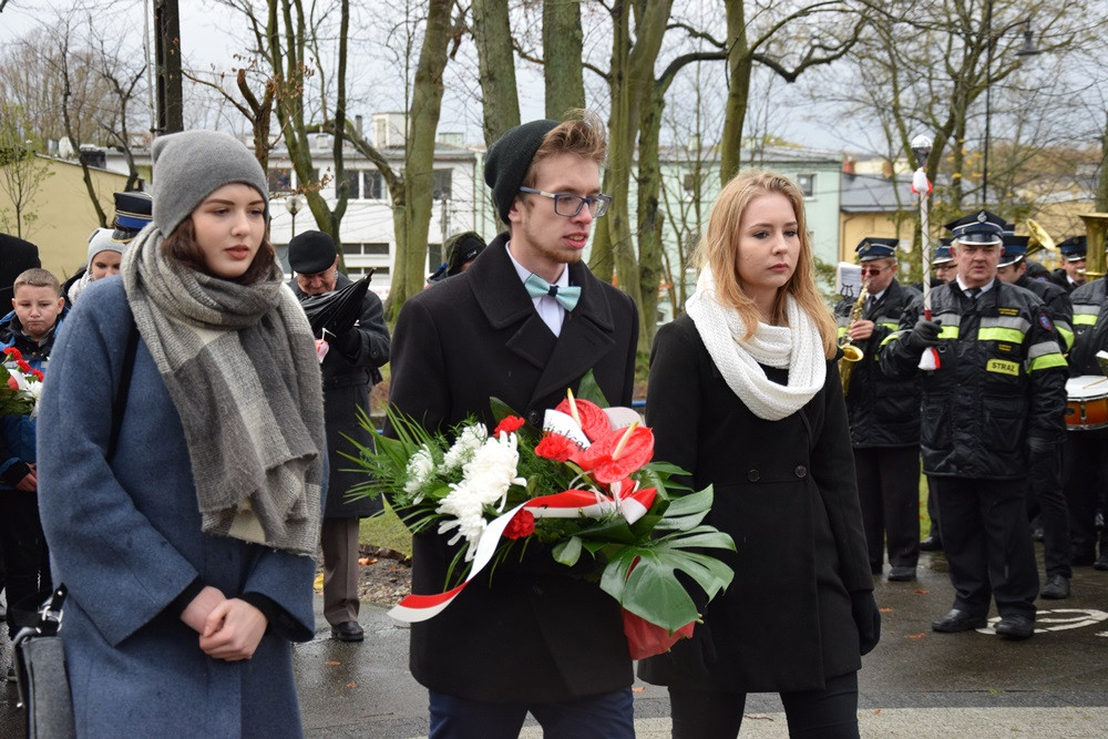 Dzień Niepodległości w Kartuzach. Marszałek Piłsudski na koniu i biało-czerwony happening