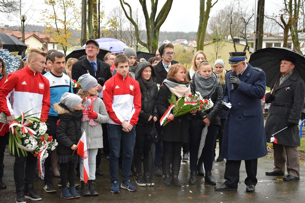 Dzień Niepodległości w Kartuzach. Marszałek Piłsudski na koniu i biało-czerwony happening