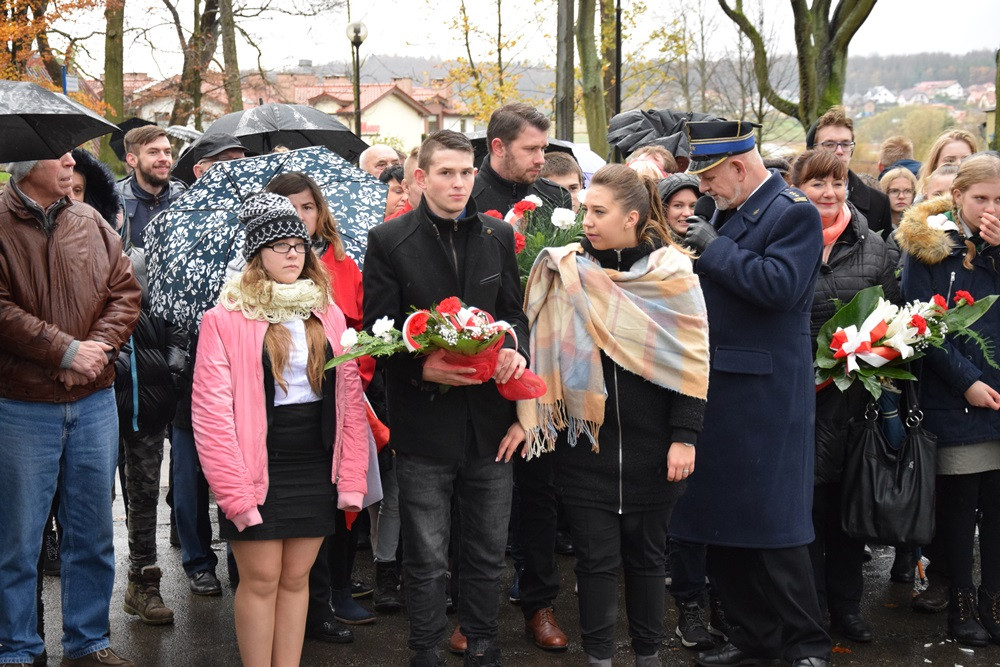Dzień Niepodległości w Kartuzach. Marszałek Piłsudski na koniu i biało-czerwony happening