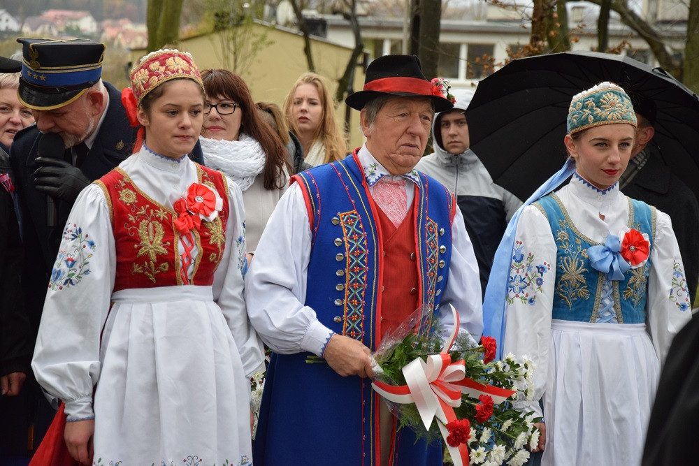 Dzień Niepodległości w Kartuzach. Marszałek Piłsudski na koniu i biało-czerwony happening