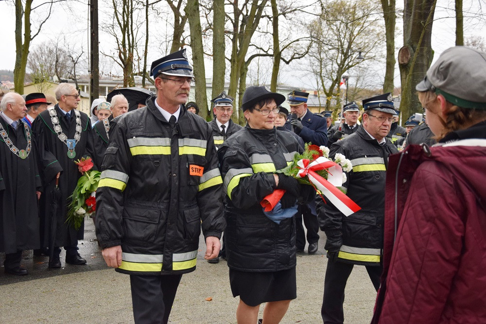 Dzień Niepodległości w Kartuzach. Marszałek Piłsudski na koniu i biało-czerwony happening
