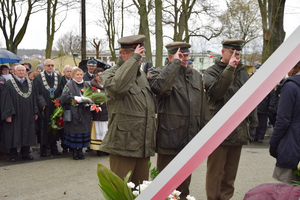 Dzień Niepodległości w Kartuzach. Marszałek Piłsudski na koniu i biało-czerwony happening