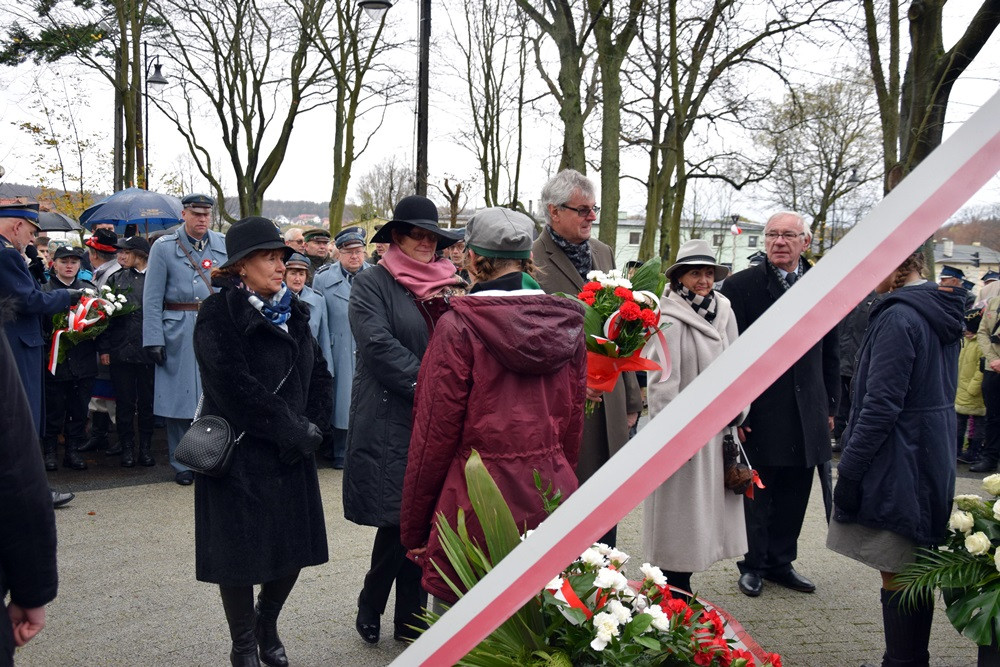 Dzień Niepodległości w Kartuzach. Marszałek Piłsudski na koniu i biało-czerwony happening