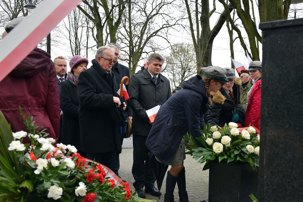 Dzień Niepodległości w Kartuzach. Marszałek Piłsudski na koniu i biało-czerwony happening