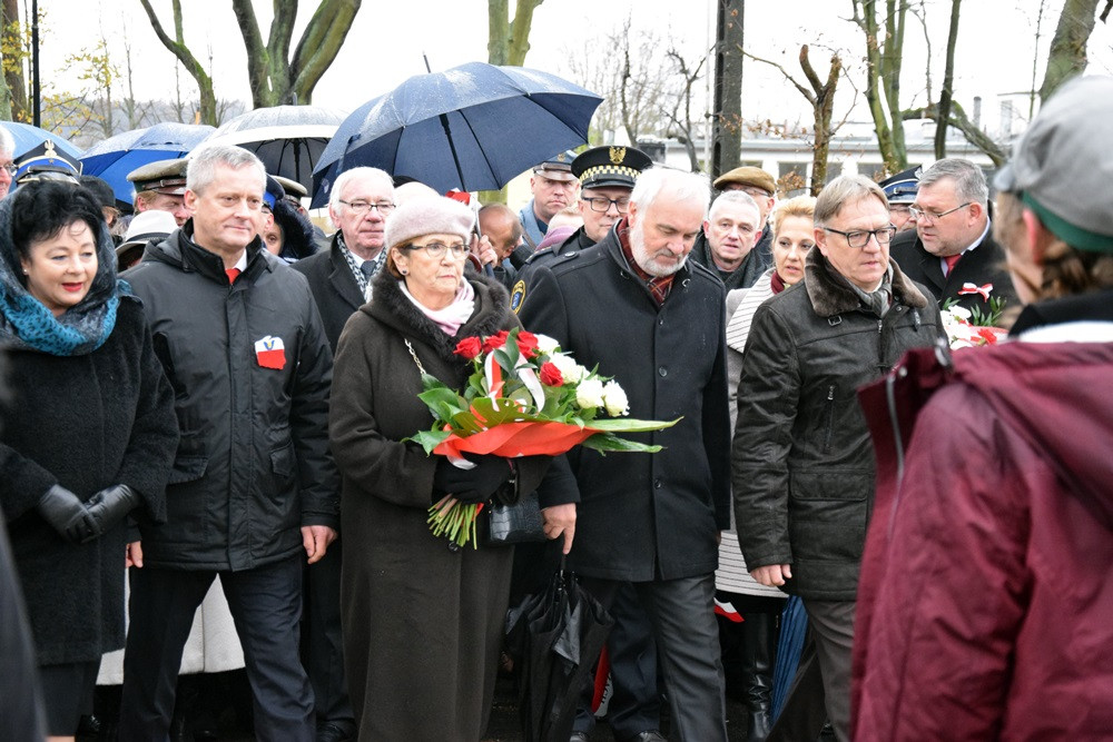 Dzień Niepodległości w Kartuzach. Marszałek Piłsudski na koniu i biało-czerwony happening
