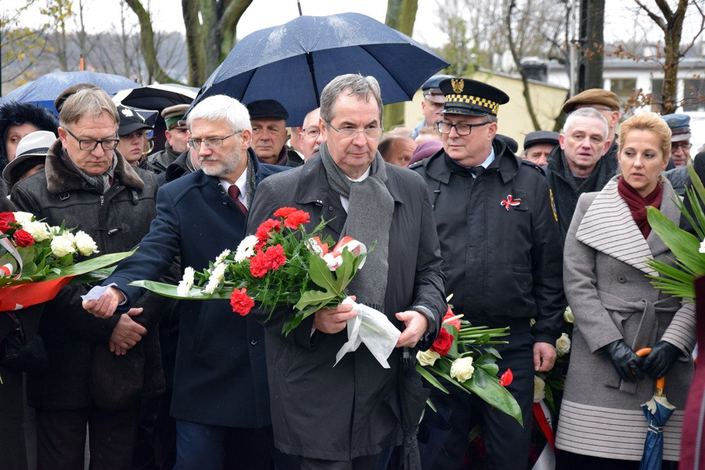Dzień Niepodległości w Kartuzach. Marszałek Piłsudski na koniu i biało-czerwony happening