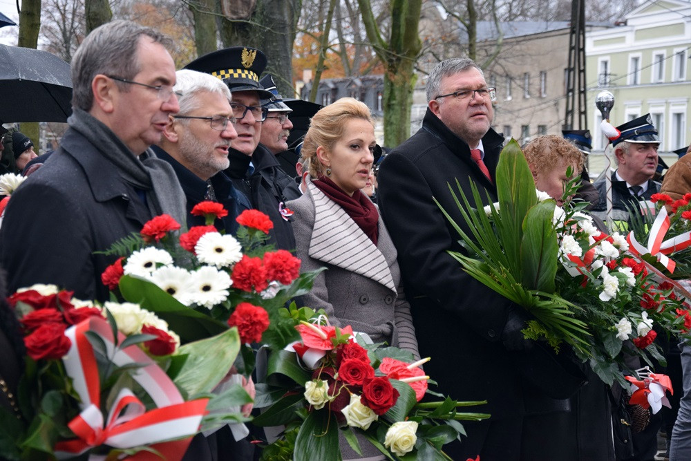 Dzień Niepodległości w Kartuzach. Marszałek Piłsudski na koniu i biało-czerwony happening