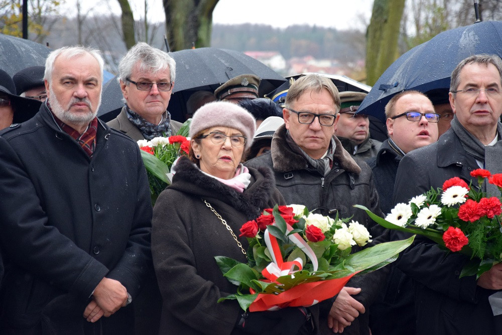 Dzień Niepodległości w Kartuzach. Marszałek Piłsudski na koniu i biało-czerwony happening