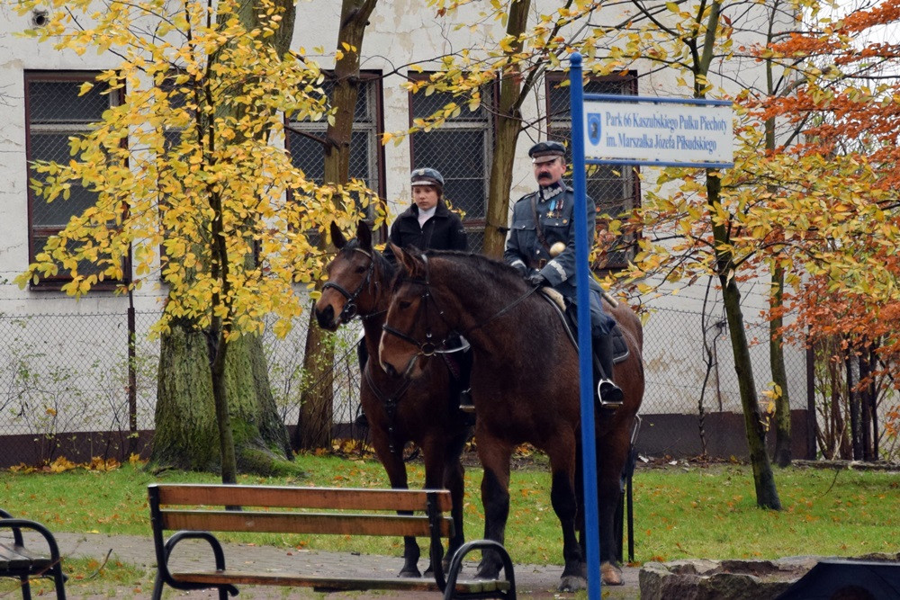 Dzień Niepodległości w Kartuzach. Marszałek Piłsudski na koniu i biało-czerwony happening