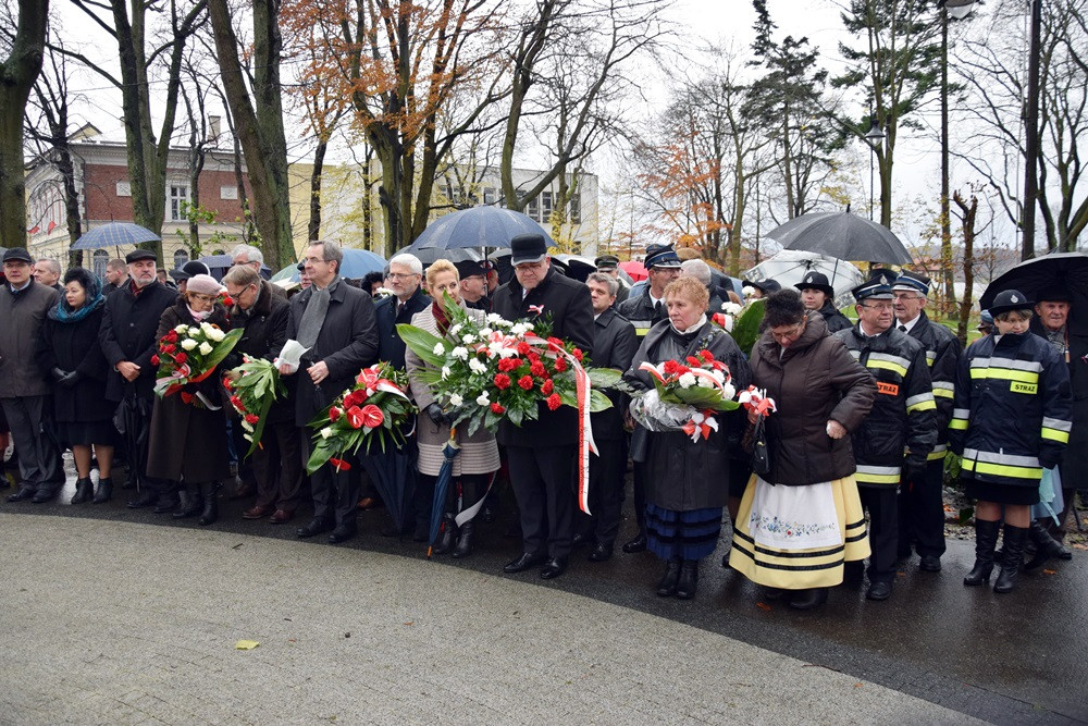 Dzień Niepodległości w Kartuzach. Marszałek Piłsudski na koniu i biało-czerwony happening