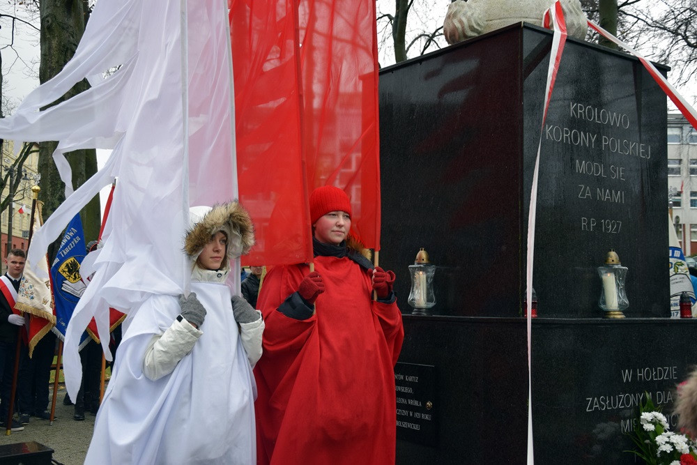 Dzień Niepodległości w Kartuzach. Marszałek Piłsudski na koniu i biało-czerwony happening