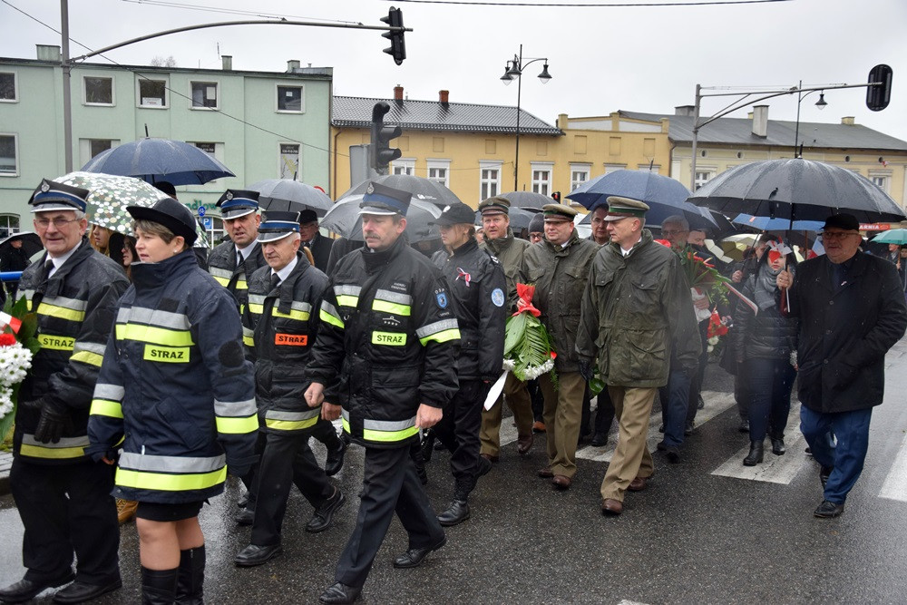 Dzień Niepodległości w Kartuzach. Marszałek Piłsudski na koniu i biało-czerwony happening
