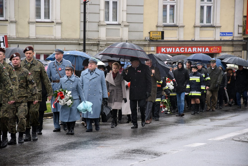 Dzień Niepodległości w Kartuzach. Marszałek Piłsudski na koniu i biało-czerwony happening