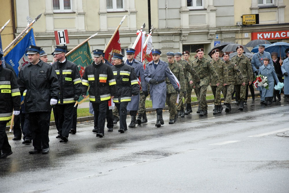 Dzień Niepodległości w Kartuzach. Marszałek Piłsudski na koniu i biało-czerwony happening