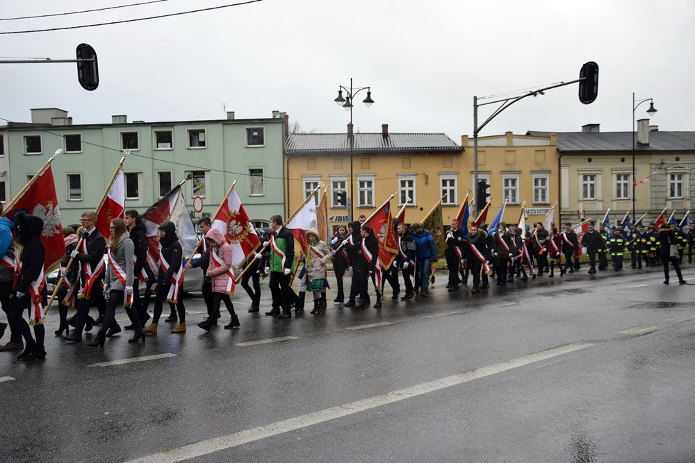 Dzień Niepodległości w Kartuzach. Marszałek Piłsudski na koniu i biało-czerwony happening