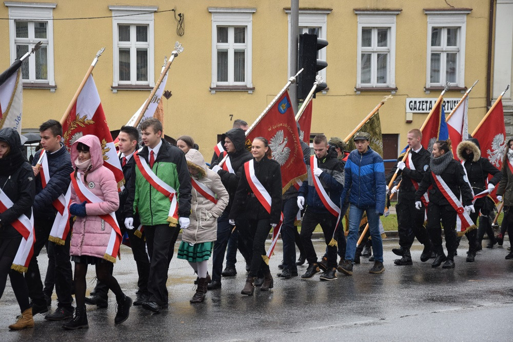 Dzień Niepodległości w Kartuzach. Marszałek Piłsudski na koniu i biało-czerwony happening