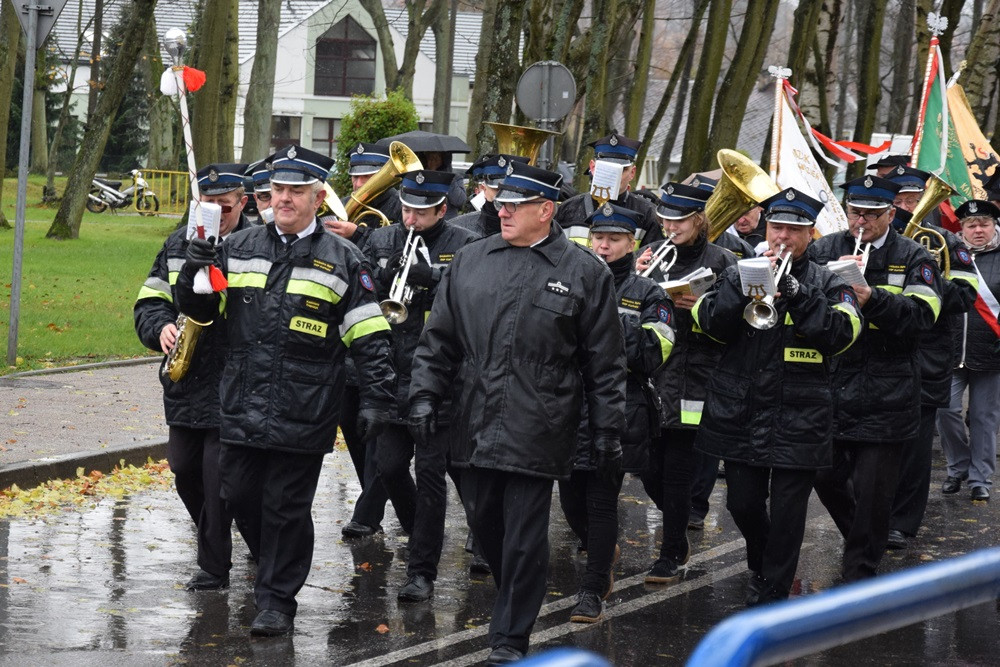 Dzień Niepodległości w Kartuzach. Marszałek Piłsudski na koniu i biało-czerwony happening