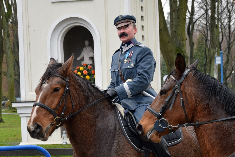 Dzień Niepodległości w Kartuzach. Marszałek Piłsudski na koniu i biało-czerwony happening