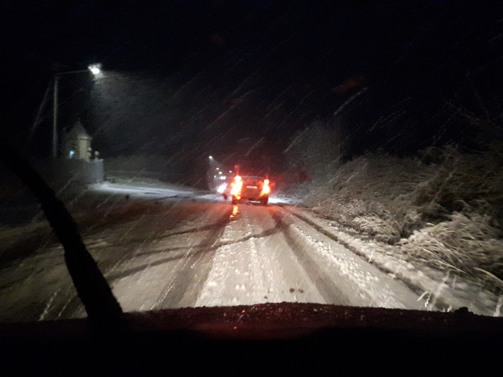 Zimowo na Kaszubach. Śnieg topnieje, ale jest bardzo ślisko