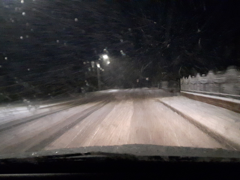 Zimowo na Kaszubach. Śnieg topnieje, ale jest bardzo ślisko