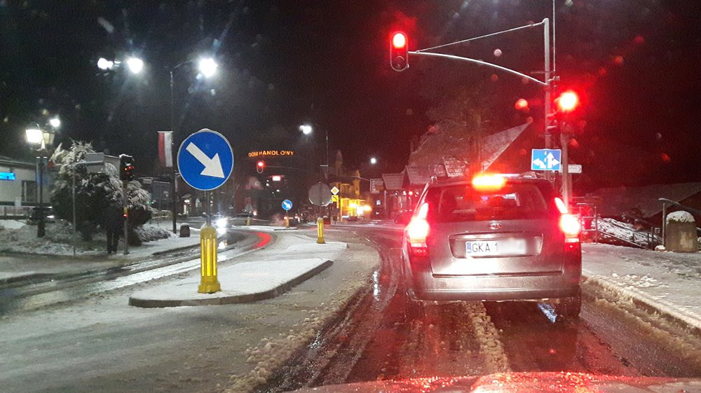 Zimowo na Kaszubach. Śnieg topnieje, ale jest bardzo ślisko
