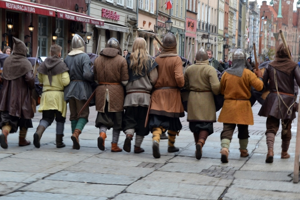 Rekonstruktorzy z pow. kartuskiego i kościerskiego promują nowy sezon serialu Wikingowie